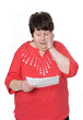 Erschrockene Seniorin liest Schreiben