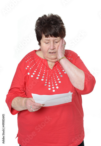 Photo: Erschrockene Seniorin liest Schreiben Erschrockene Seniorin liest Schreiben