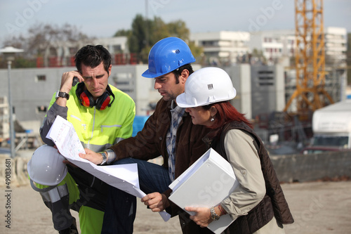 Photo: Foreman explaining upcoming work to colleagues Foreman explaining upcoming work to colleagues