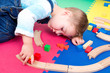 kleiner Junge spielt mit Holzzug