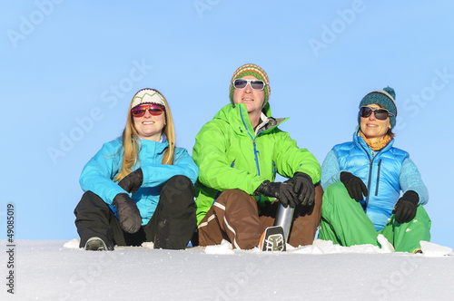Photo: Skisportler sitzen im Schnee Skisportler sitzen im Schnee