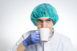 Photo: Wissenschaftler trinkt aus einer Tasse Wissenschaftler trinkt aus einer Tasse