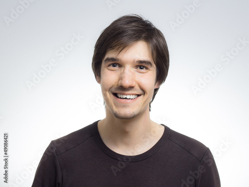 Photo: Junger Mann lächelt Junger Mann lächelt