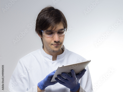 Photo: Junger Forscher verwendet Tablet PC Junger Forscher verwendet Tablet PC