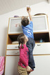 Kinder machen Räuberleiter