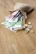 Bargeld versteckt in einem Säckchen