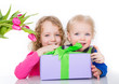 kinder mit geschenk und tulpen
