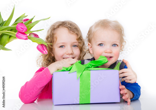Photo: kinder mit geschenk und tulpen kinder mit geschenk und tulpen