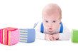 Kleiner Bub in Bauchlage spielt mit Würfeln