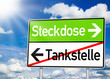 Wegweiser mit Tankstelle und Steckdose