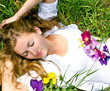 Photo: Junge Frau entspannt in einer Sommer-Wiese Junge Frau entspannt in einer Sommer-Wiese