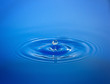 Goccia isolata in acqua blu