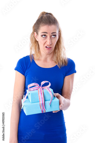Photo: Enttäuschte Frau mit Geschenk in der Hand Enttäuschte Frau mit Geschenk in der Hand