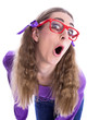 Freches Mädchen mit Brille isoliert