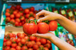 Tomaten im Frischeregal eines Supermarktes