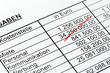 Zahlen einer Statistik mit Rotstift. Deutsch.