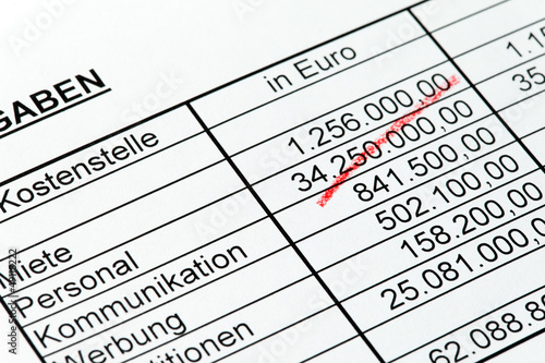 Photo: Zahlen einer Statistik mit Rotstift. Deutsch. Zahlen einer Statistik mit Rotstift. Deutsch.