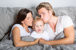 familie im bett