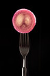 Foto: a fresh slide shallot on a black background a fresh slide shallot on a black background