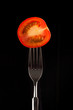 Foto: a fresh tomato on a black background a fresh tomato on a black background
