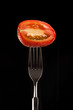 Foto: a fresh tomato on a black background a fresh tomato on a black background