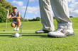 Golferin beobachtet den Putt