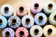 bunte Garnrollen