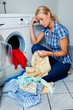 Foto: Hausfrau mit Waschmaschine Hausfrau mit Waschmaschine