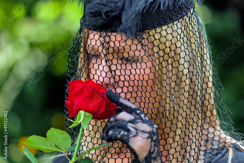 Photo: Witwe mit Schleier und Rose Witwe mit Schleier und Rose
