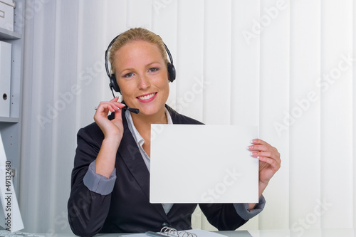 Photo: freundliche Frau mit Headset im Kundendienst freundliche Frau mit Headset im Kundendienst