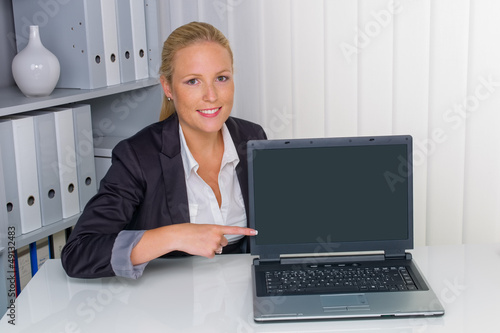 Photo: Frau im Büro mit Laptop Computer Frau im Büro mit Laptop Computer