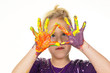 Kind malt mit Fingerfarben
