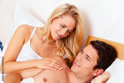 Photo: Paar hat Spass im Bett. Lachen, Freude und Erotik Paar hat Spass im Bett. Lachen, Freude und Erotik