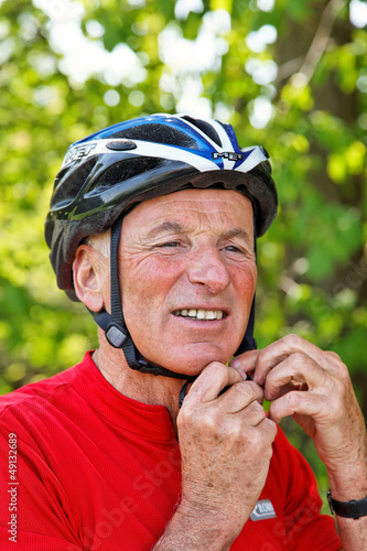 Photo: Senior mit Mountain Bike Fahrrad Senior mit Mountain Bike Fahrrad
