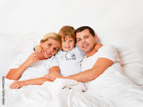 Photo: Familie liegt am Morgen im Bett Familie liegt am Morgen im Bett