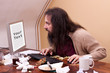 Nerd guckt auf Monitor mit Textfreiraum