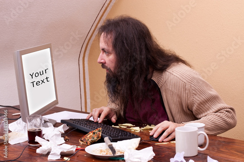 Photo: Nerd guckt auf Monitor mit Textfreiraum Nerd guckt auf Monitor mit Textfreiraum