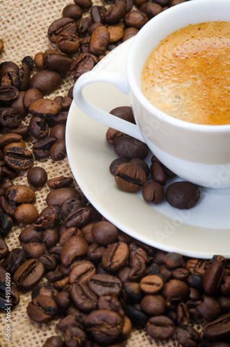 Photo: kaffeebohnen auf einer kaffeetasse kaffeebohnen auf einer kaffeetasse