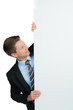businessmann schaut auf schild
