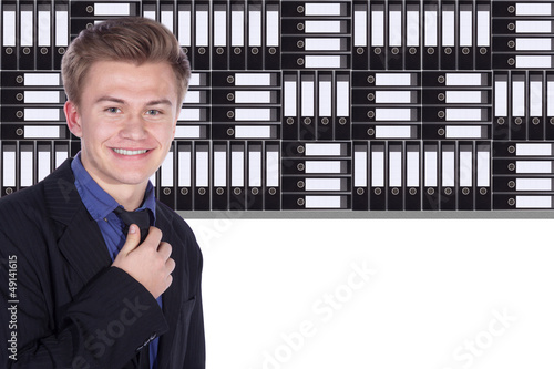 Photo: Junger freundlicher Mann mit Akten Ordner im Büro Junger freundlicher Mann mit Akten Ordner im Büro