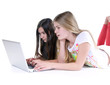 Zwei junge Mädchen vor Laptop
