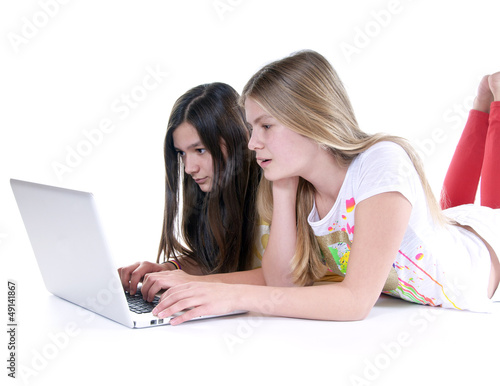 Photo: Zwei junge Mädchen vor Laptop Zwei junge Mädchen vor Laptop