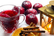 Roter Früchtetee und Äpfel