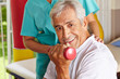 Senior macht Hanteltraining bei Physiotherapie