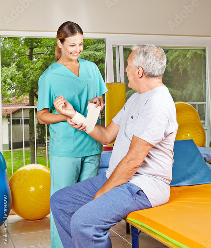 Photo: Physiotherapeutin betreut Senior Physiotherapeutin betreut Senior