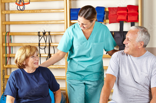 Photo: Physiotherapeutin leitet Rehasport Physiotherapeutin leitet Rehasport