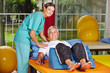 Mann auf Liege bei Physiotherapie