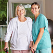 Seniorin mit Rollator bei Physiotherapie