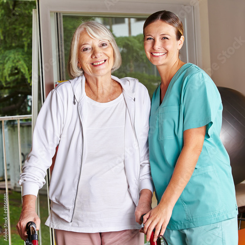 Photo: Seniorin mit Rollator bei Physiotherapie Seniorin mit Rollator bei Physiotherapie