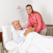 Frau besucht alten Mann im Krankenhaus